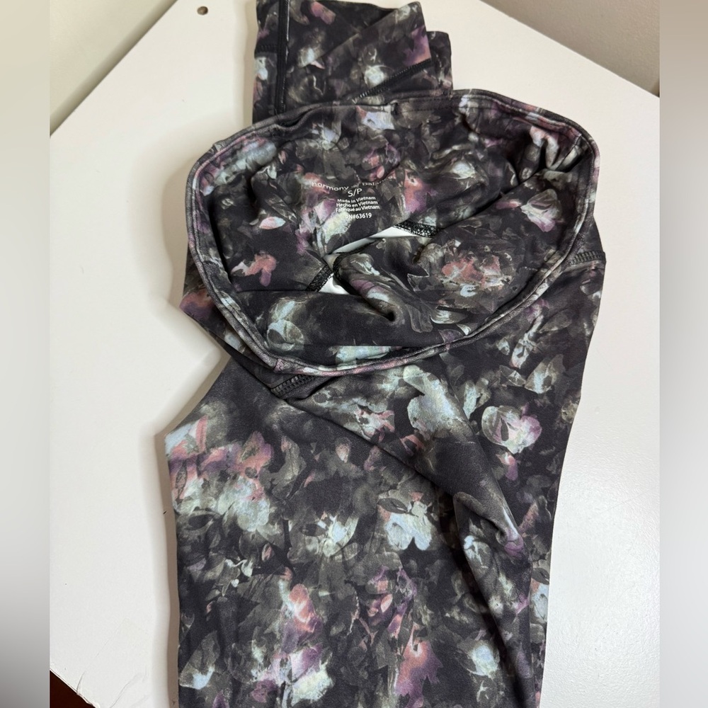 Women’s yoga leggings. Buttery soft. High waisted. Comes to your ankles. Small